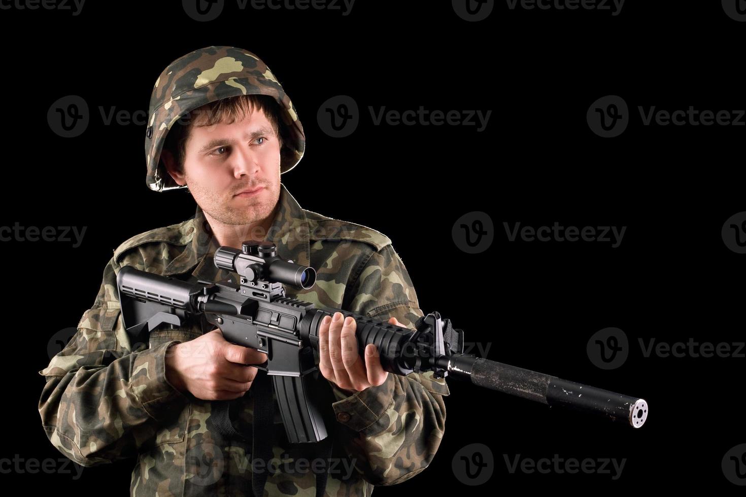 bewaffneter Soldat und ein Gewehr foto