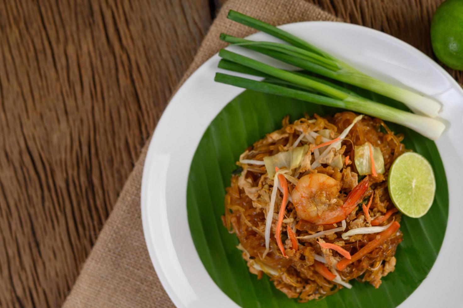 Teller Pad Thai Shrimps mit Limette und Eiern foto