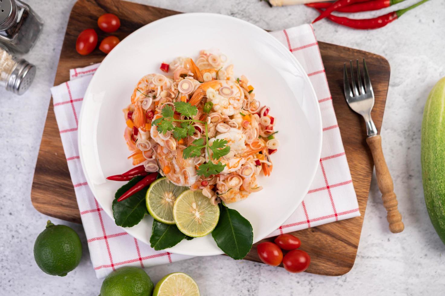 würziger thailändischer Salat mit Garnelen foto