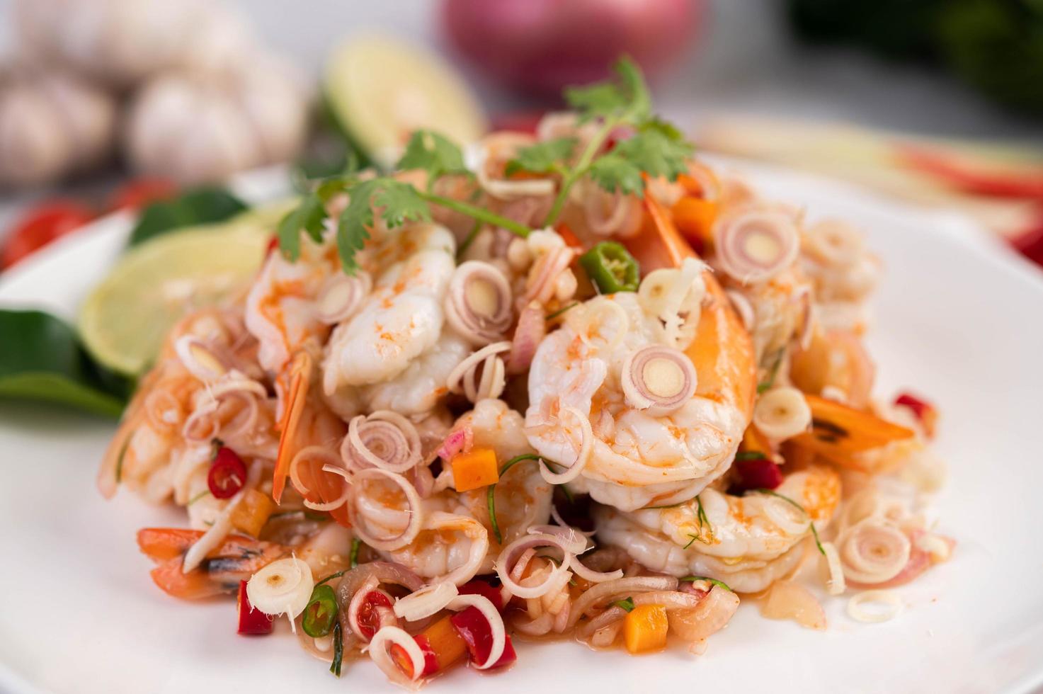 würziger thailändischer Salat mit Garnelen foto