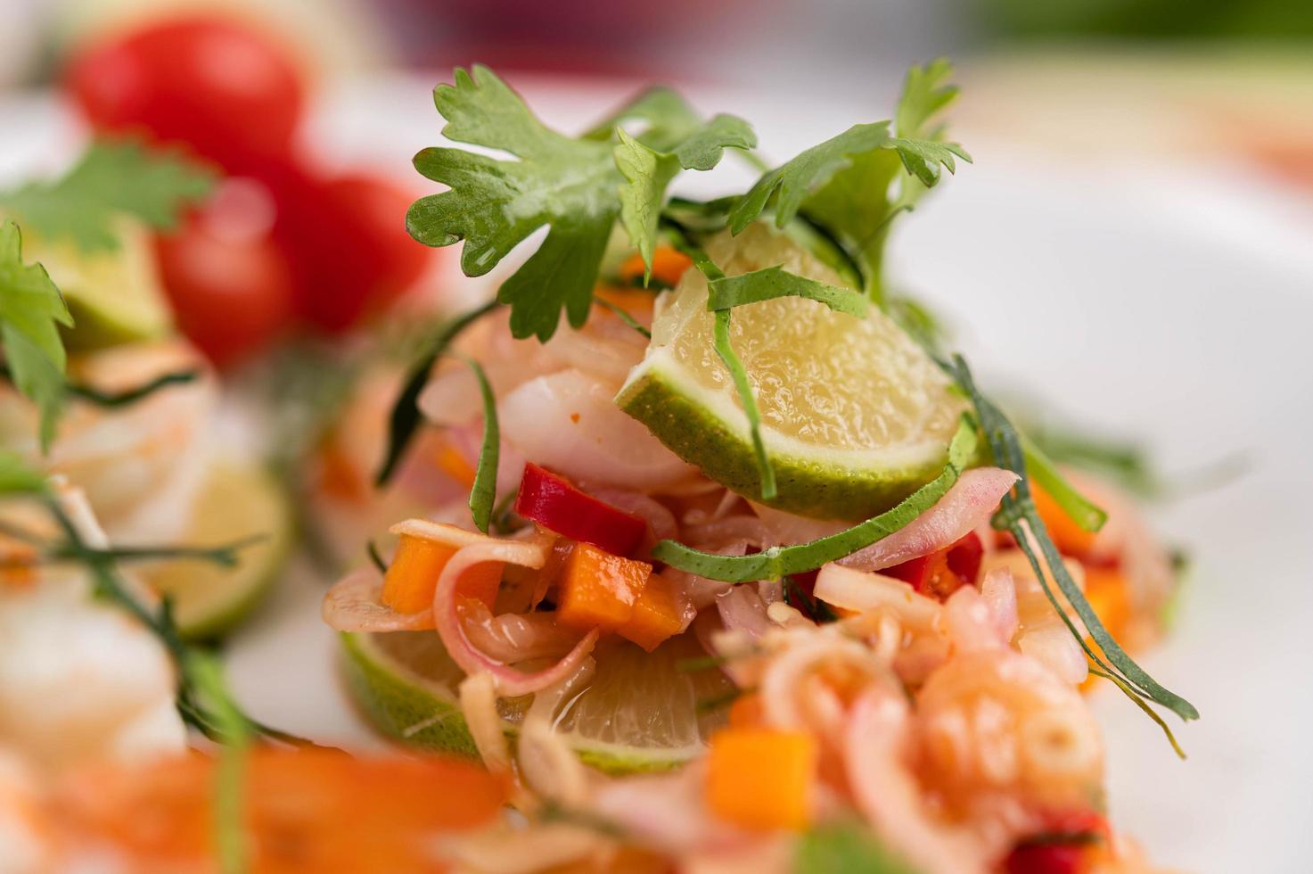 würziger thailändischer Salat mit Garnelen foto