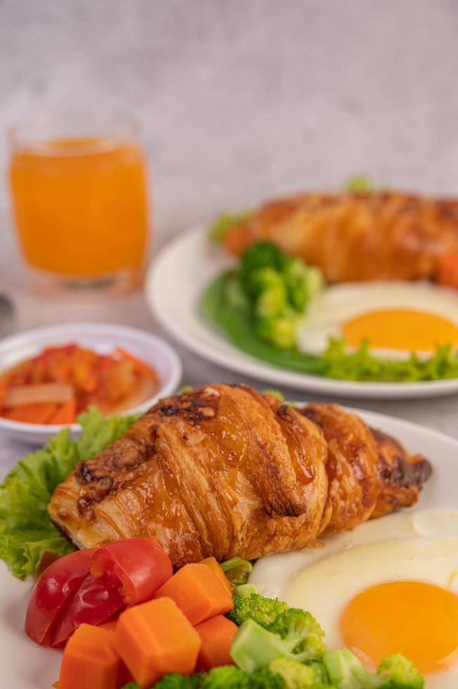 frisches Eiercroissant und Gemüsefrühstück foto