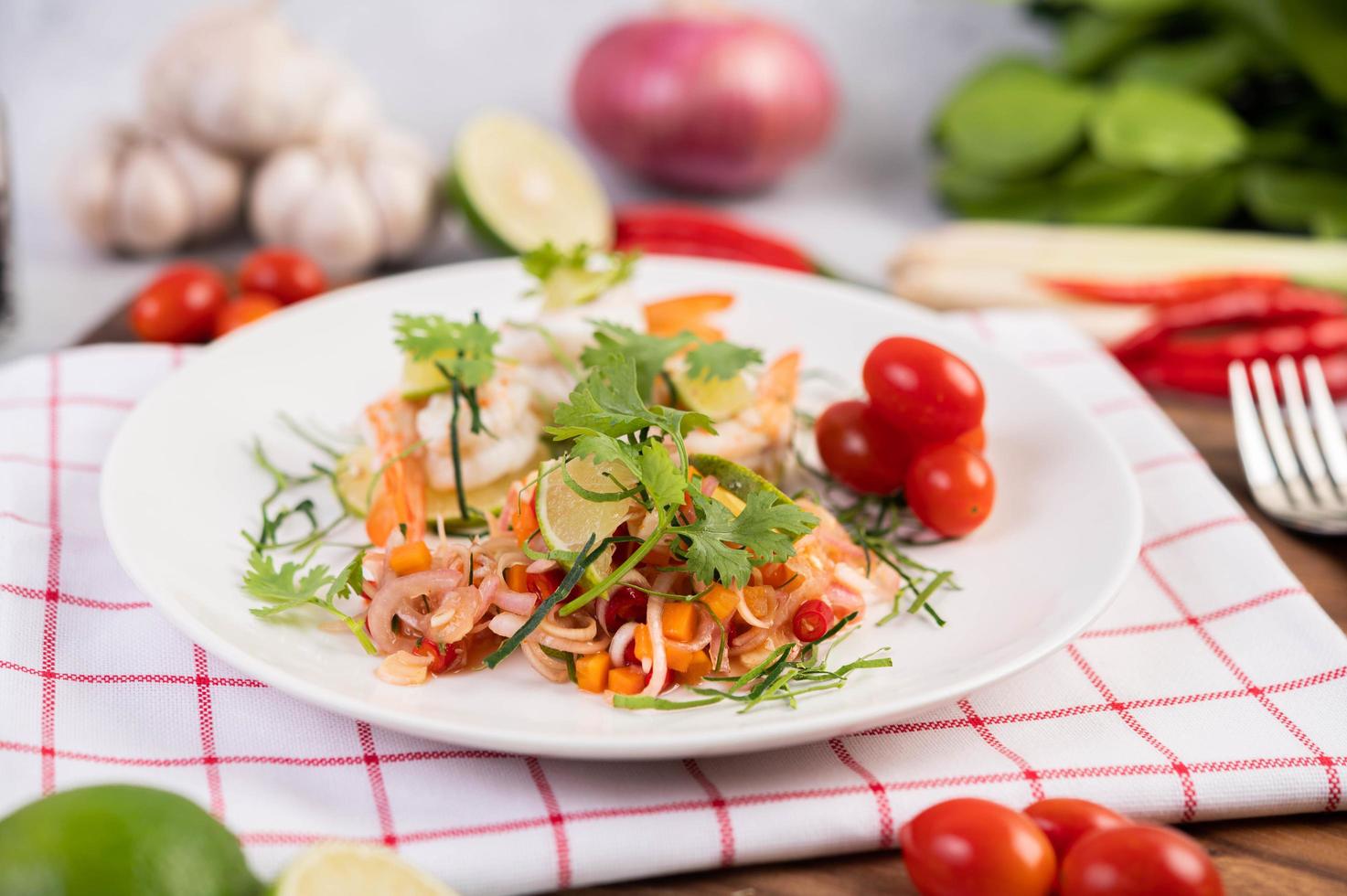 würziger thailändischer Salat mit Garnelen foto