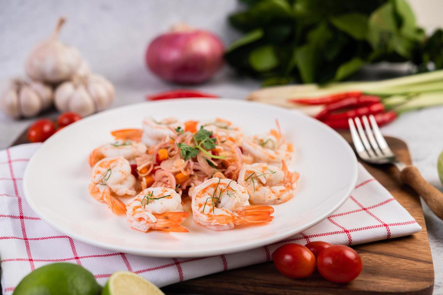 würziger thailändischer Salat mit Garnelen foto