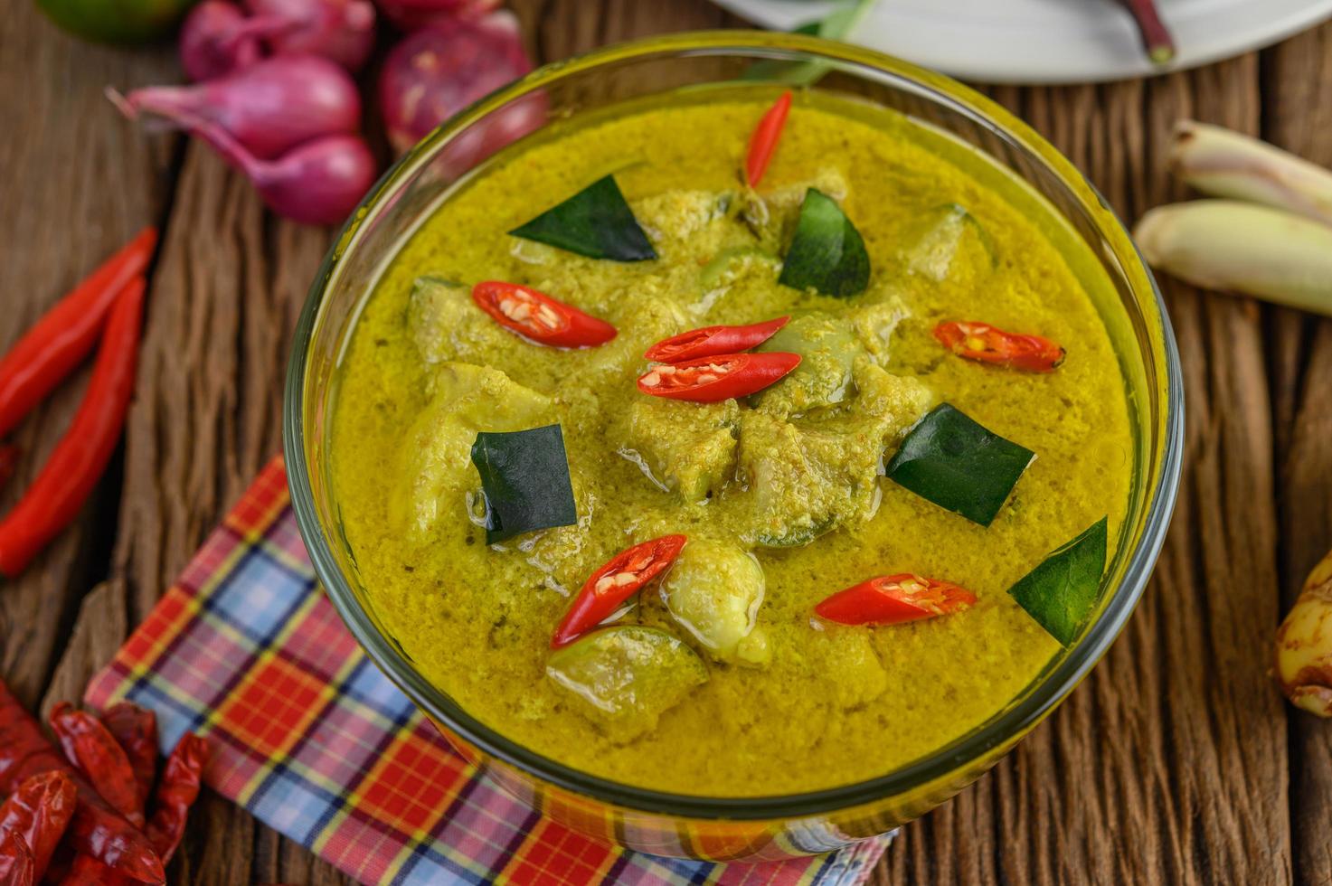 grünes Curry mit Limetten, roten Zwiebeln, Zitronengras, Knoblauch und Kaffirblättern foto