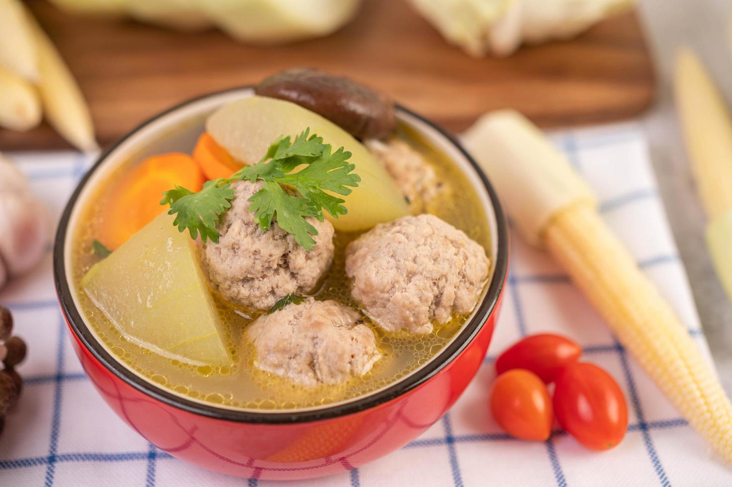 Schweinefleisch Frikadelle Suppe von Zutaten umgeben foto