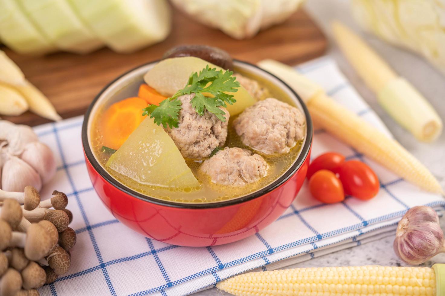 Schweinefleisch Frikadelle Suppe von Zutaten umgeben foto