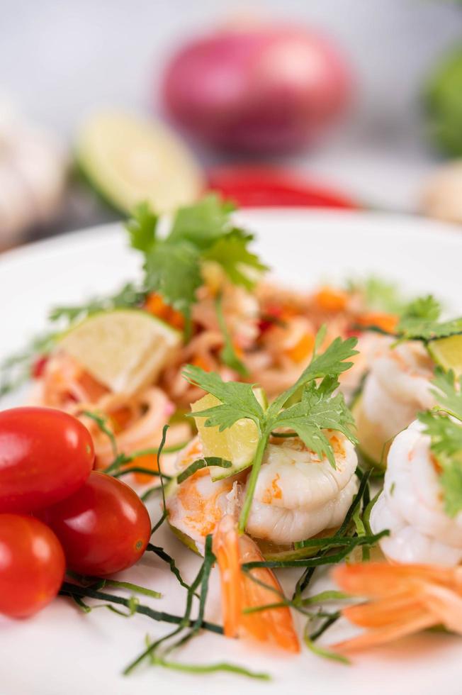 würziger thailändischer Salat mit Garnelen foto