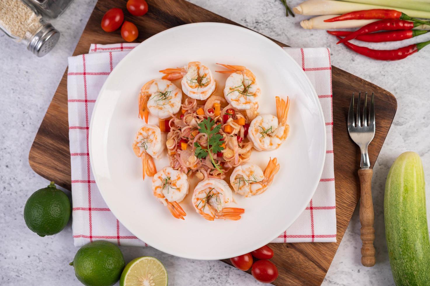 würziger thailändischer Salat mit Garnelen foto