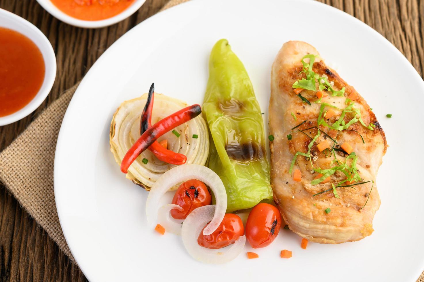 Gegrilltes Hähnchen mit gegrilltem Gemüse und Salat foto