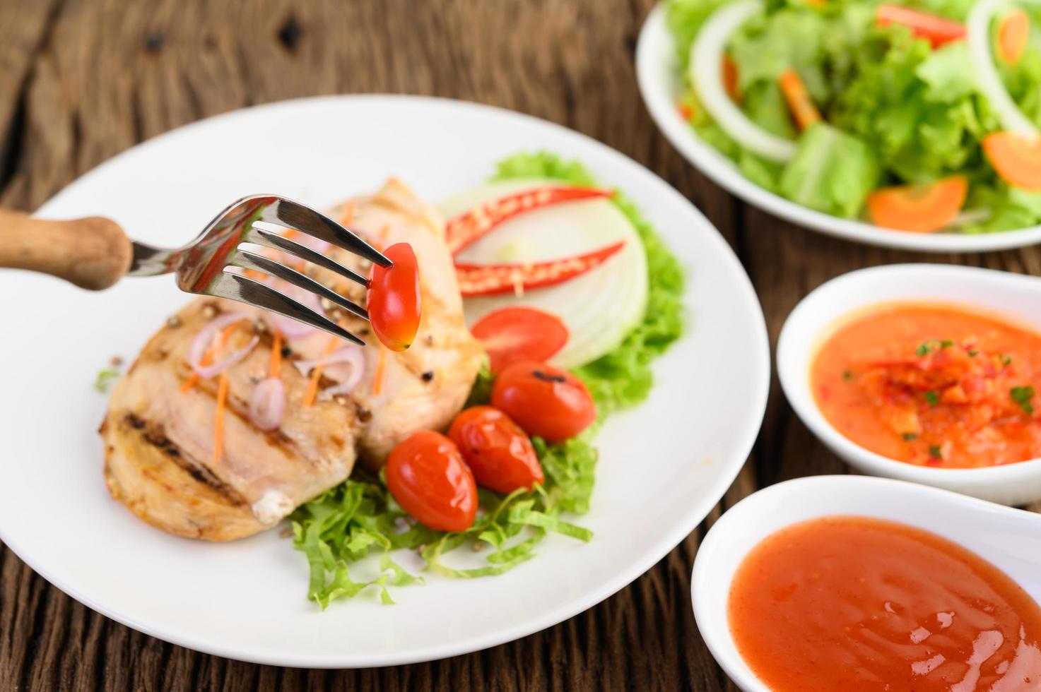 Gegrilltes Hähnchen mit Salat foto