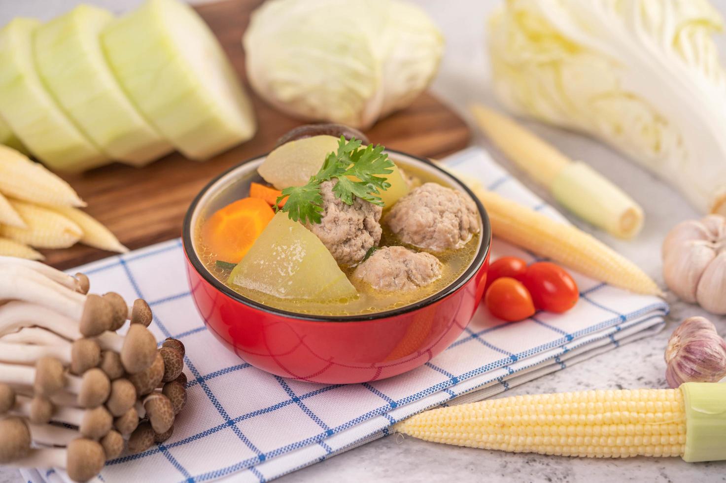 Schweinefleisch Frikadelle Suppe von Zutaten umgeben foto