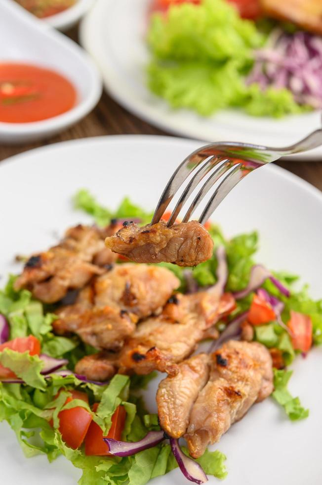 Gegrilltes Hähnchen mit Salat foto