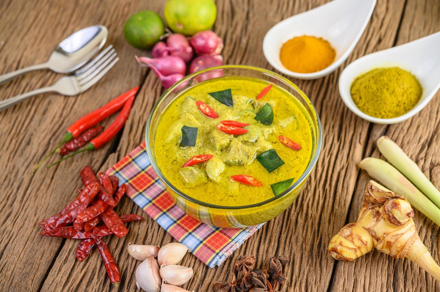 würziges grünes Curry in einer Schüssel mit Gewürzen foto