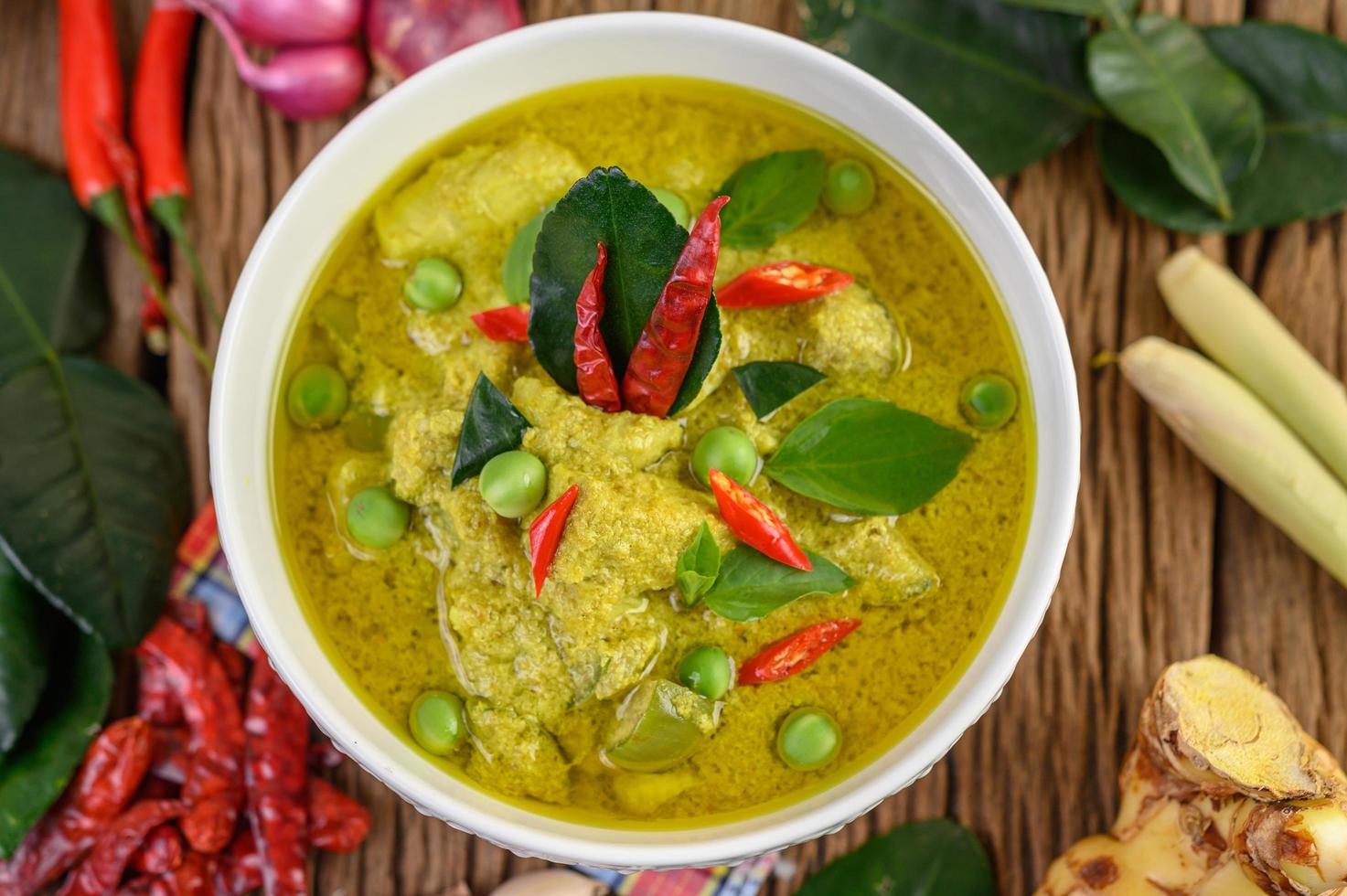 grünes Curry mit Limetten, roten Zwiebeln, Zitronengras, Knoblauch und Kaffirblättern foto