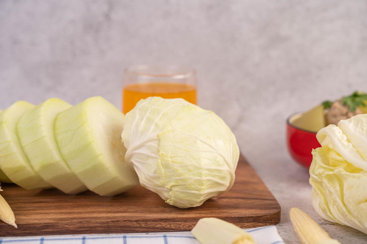 Babymais, Tomaten, Kohl und Pilze foto