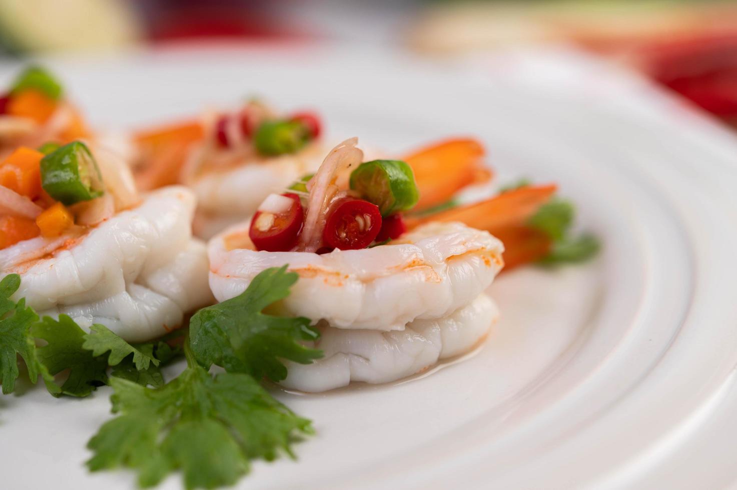 würziger thailändischer Salat mit Garnelen foto