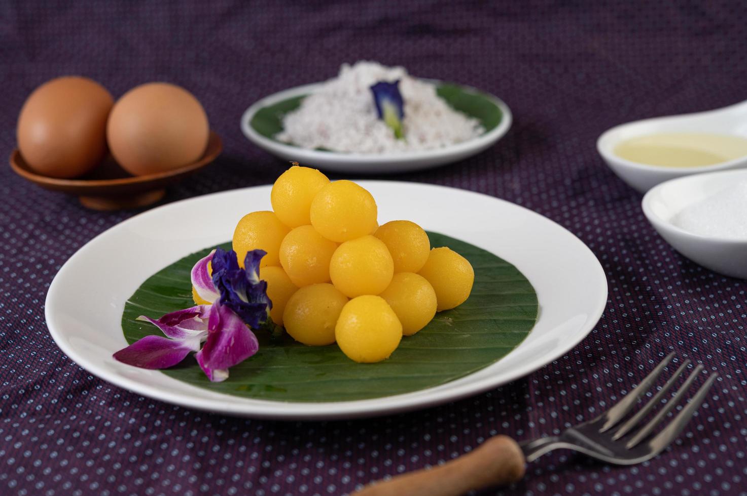 Tanga Yod, thailändisches Dessert auf einem Bananenblatt foto