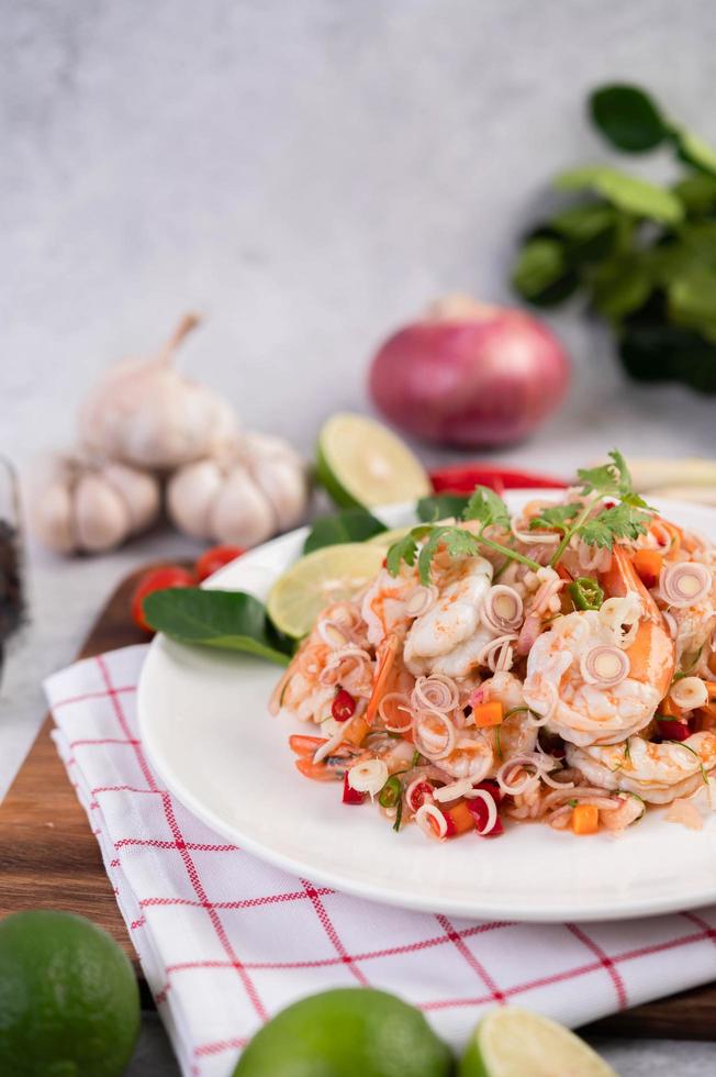 würziger thailändischer Salat mit Garnelen foto