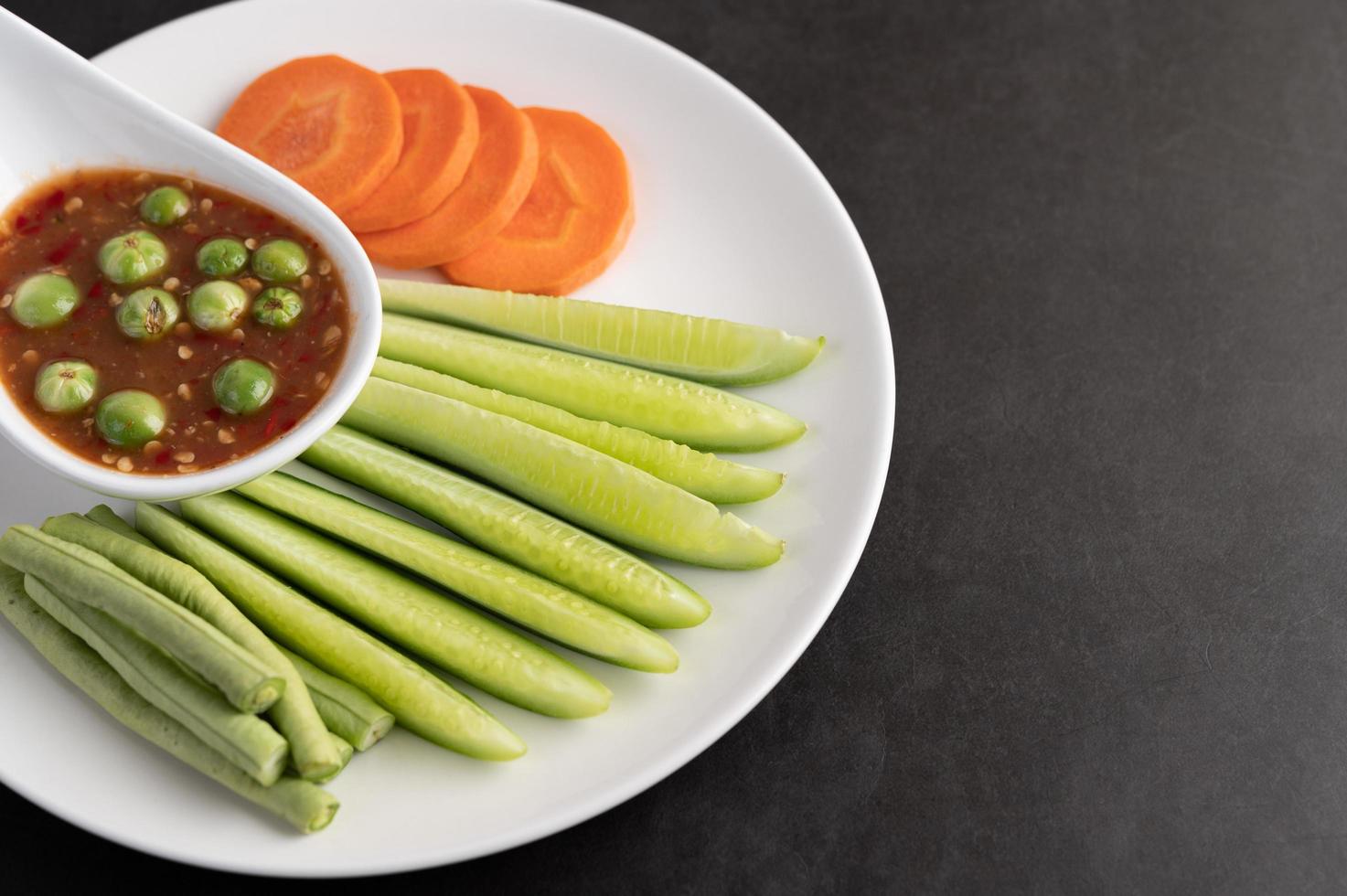 Garnelen-Paste-Sauce in einer Schüssel mit Gurke, Yard Long Bean und Karotten foto