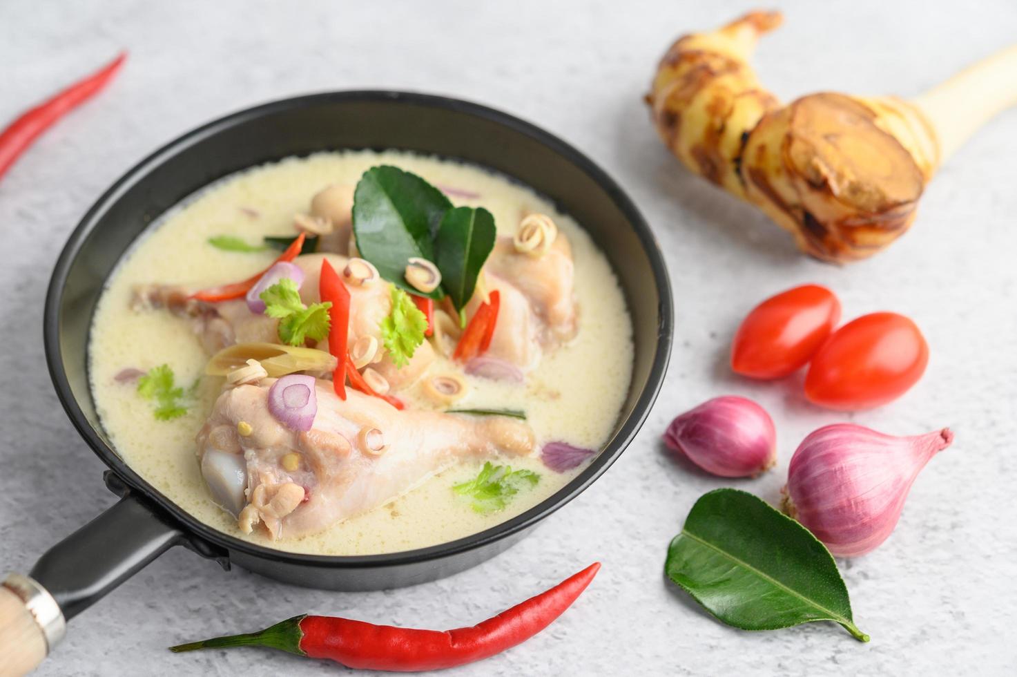 Tom Kha Kai Suppe mit Kaffirlimettenblättern, Zitronengras, roten Zwiebeln, Galangal und Chili foto