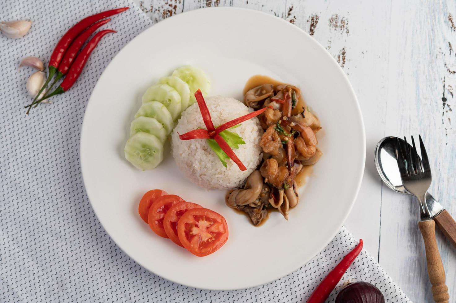 Reis mit gebratenem Basilikum mit Tintenfisch und Garnelen foto