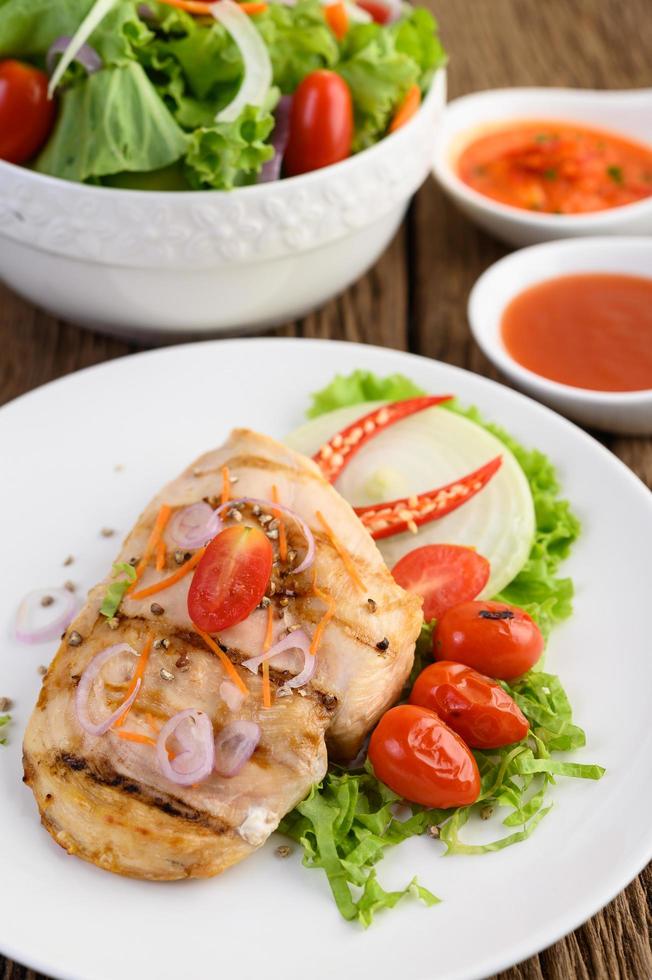 Gegrilltes Hähnchen mit gegrilltem Gemüse und Salat foto