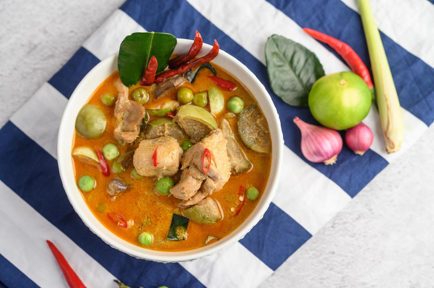 würziges Hähnchen gebraten mit thailändischen Auberginen foto