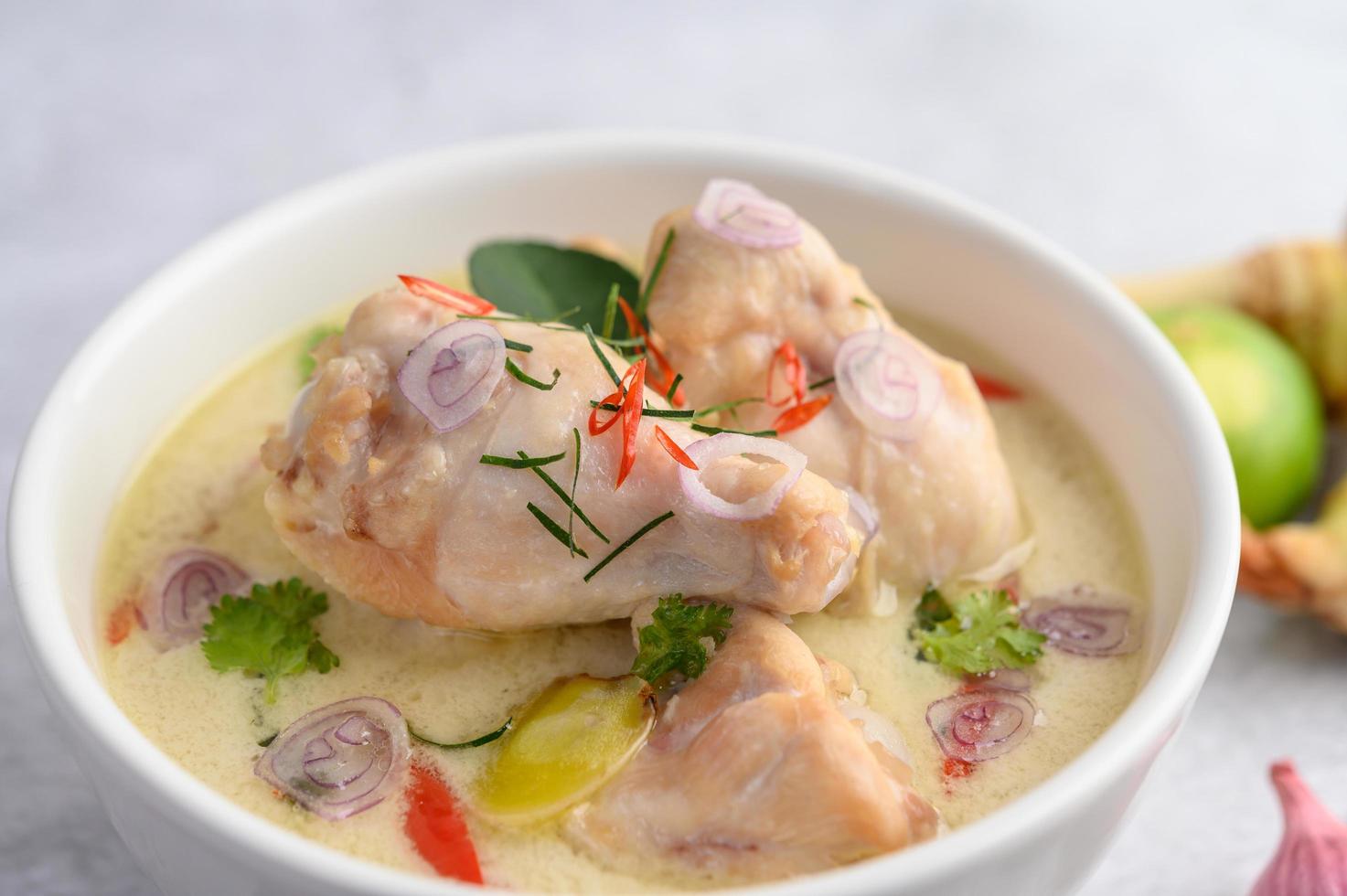 Tom Kha Kai, thailändische Kokosnusssuppe foto