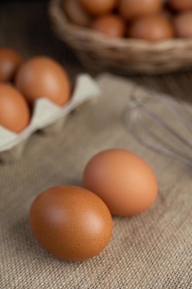 rohe Bio-Eier auf einem Hanfsack foto