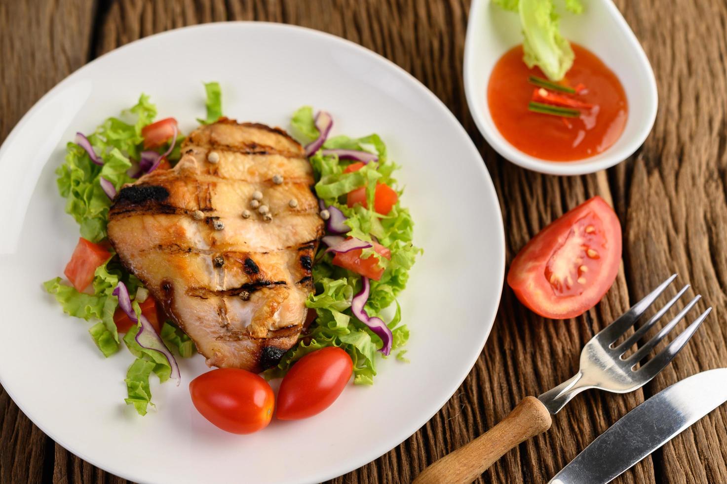 Gegrilltes Hähnchen mit Salat foto