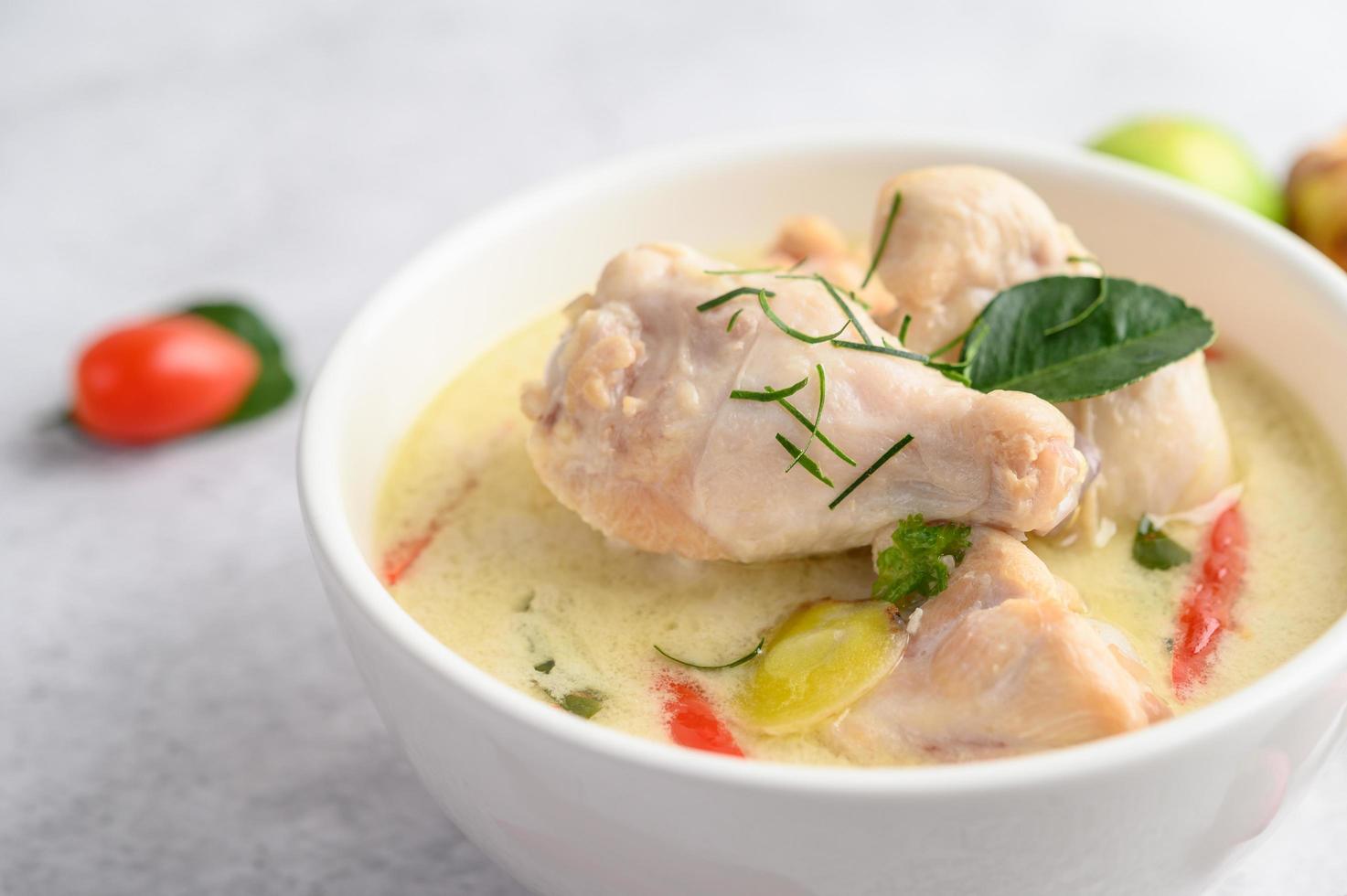 Tom Kha Kai, thailändische Kokosnusssuppe foto