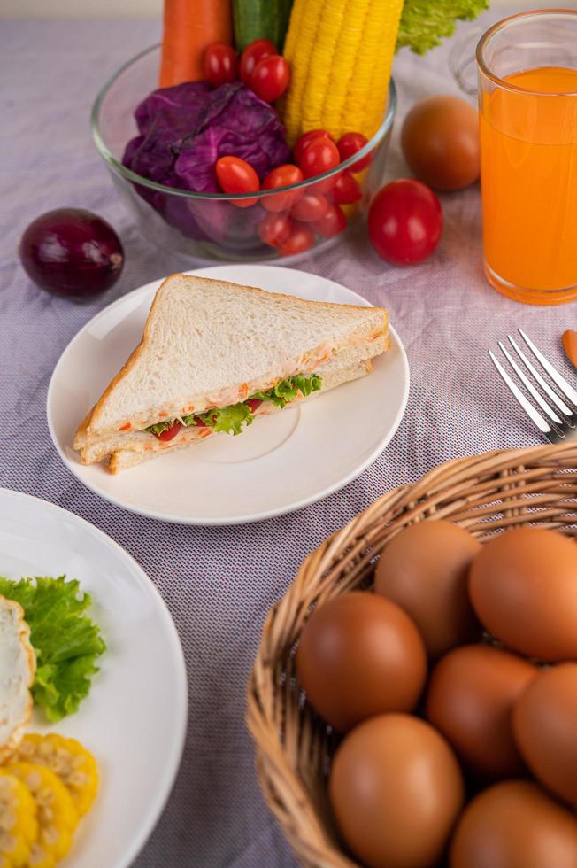 Amerikanisches Frühstück mit Eiersalat, Kürbis, Gurke, Karotte, Mais und Blumenkohl foto