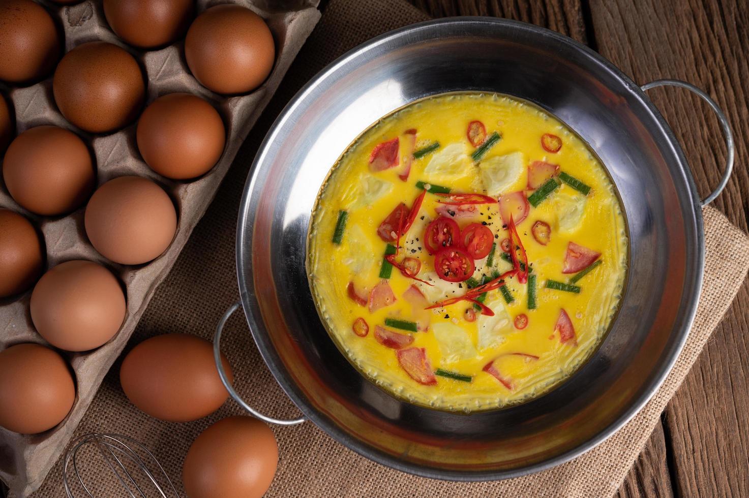 Eier mit Chili, Frühlingszwiebeln und Tomaten foto