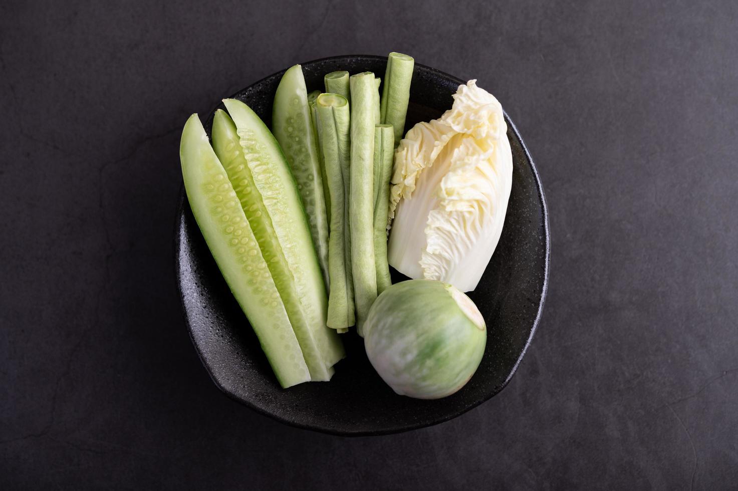 Gurke, Garten lange Bohnen, thailändische Auberginen und Weißkohl foto