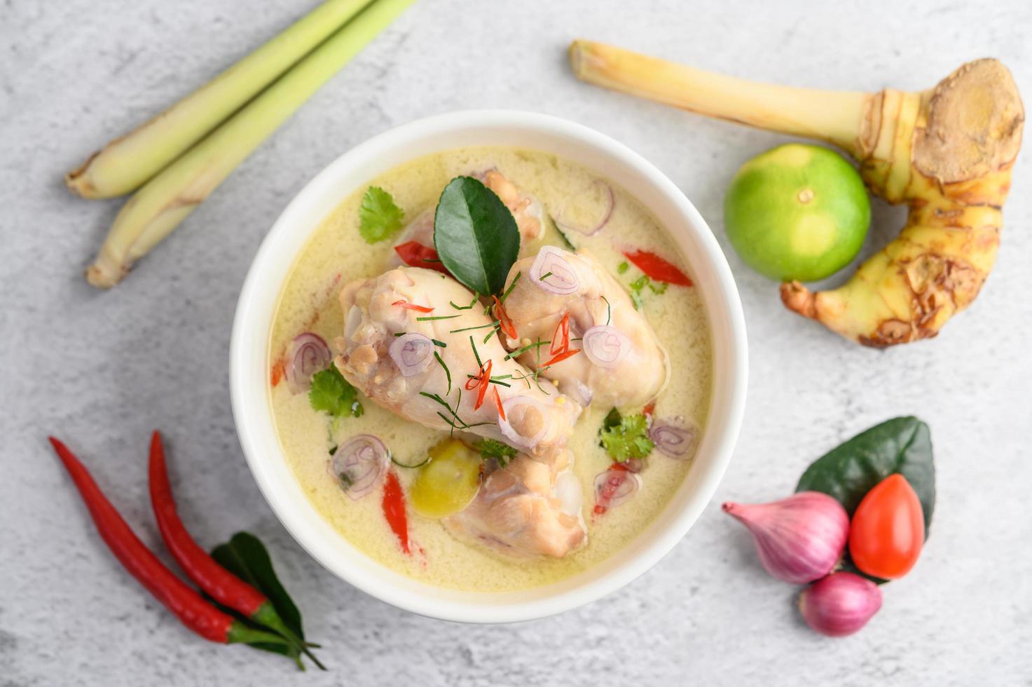 Tom Kha Kai, thailändische Kokosnusssuppe foto