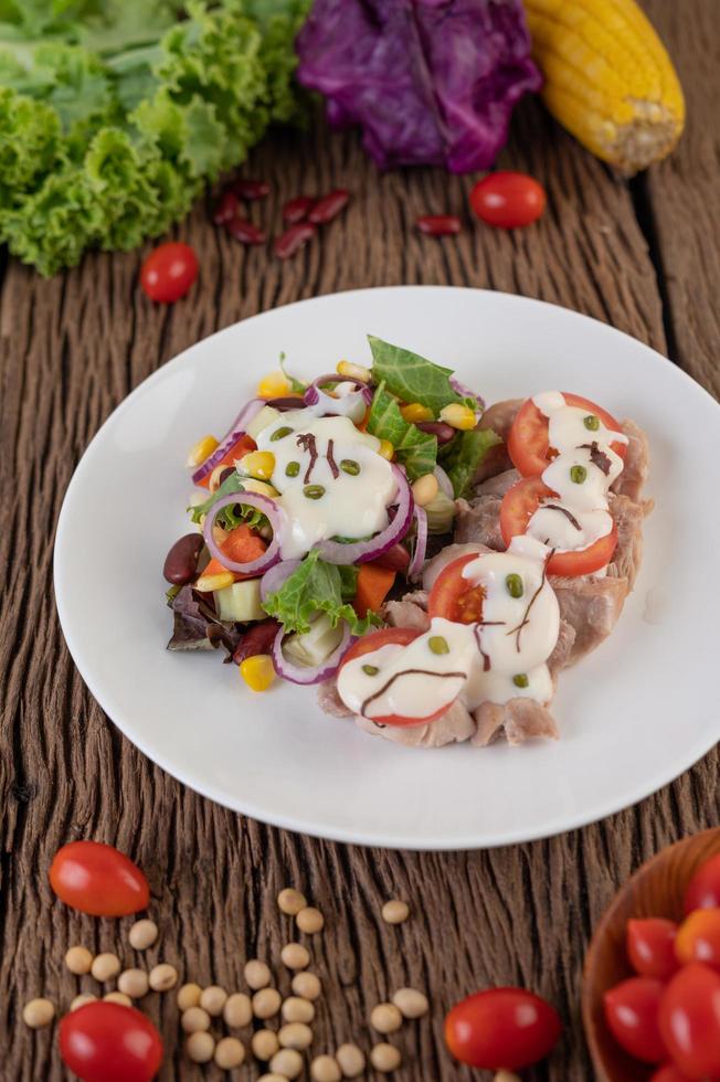 Obst- und Gemüsesalat auf einem weißen Teller foto