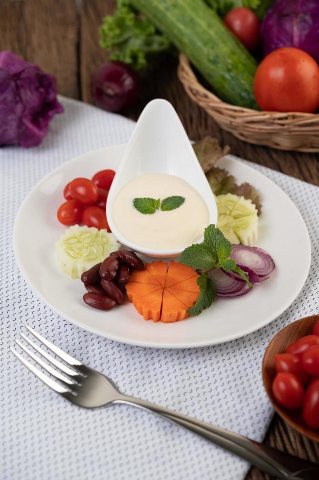 Zutaten für Salatdressing in Tassen foto