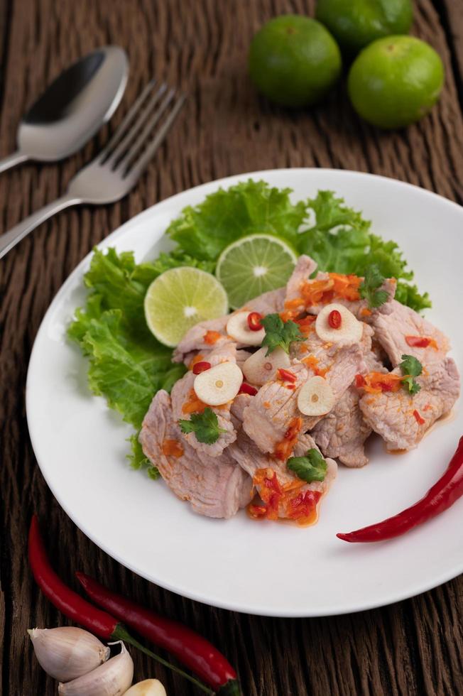 würziges Limettenschweinefleisch mit Salat foto