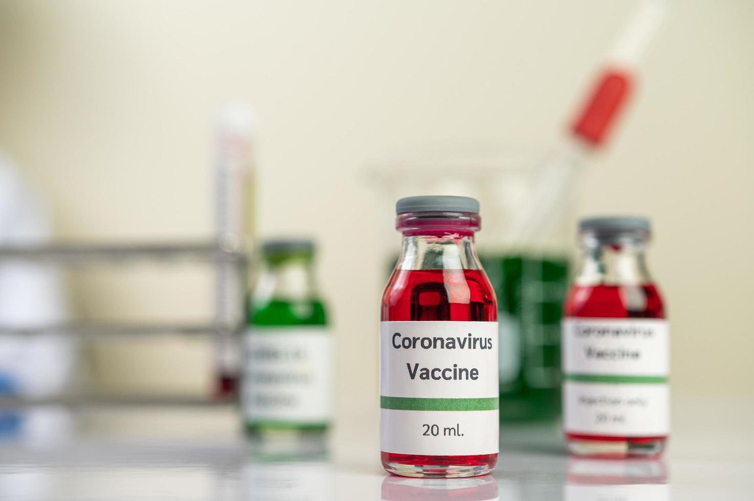 der Impfstoff gegen Covid-19 in roten und grünen Flaschen foto