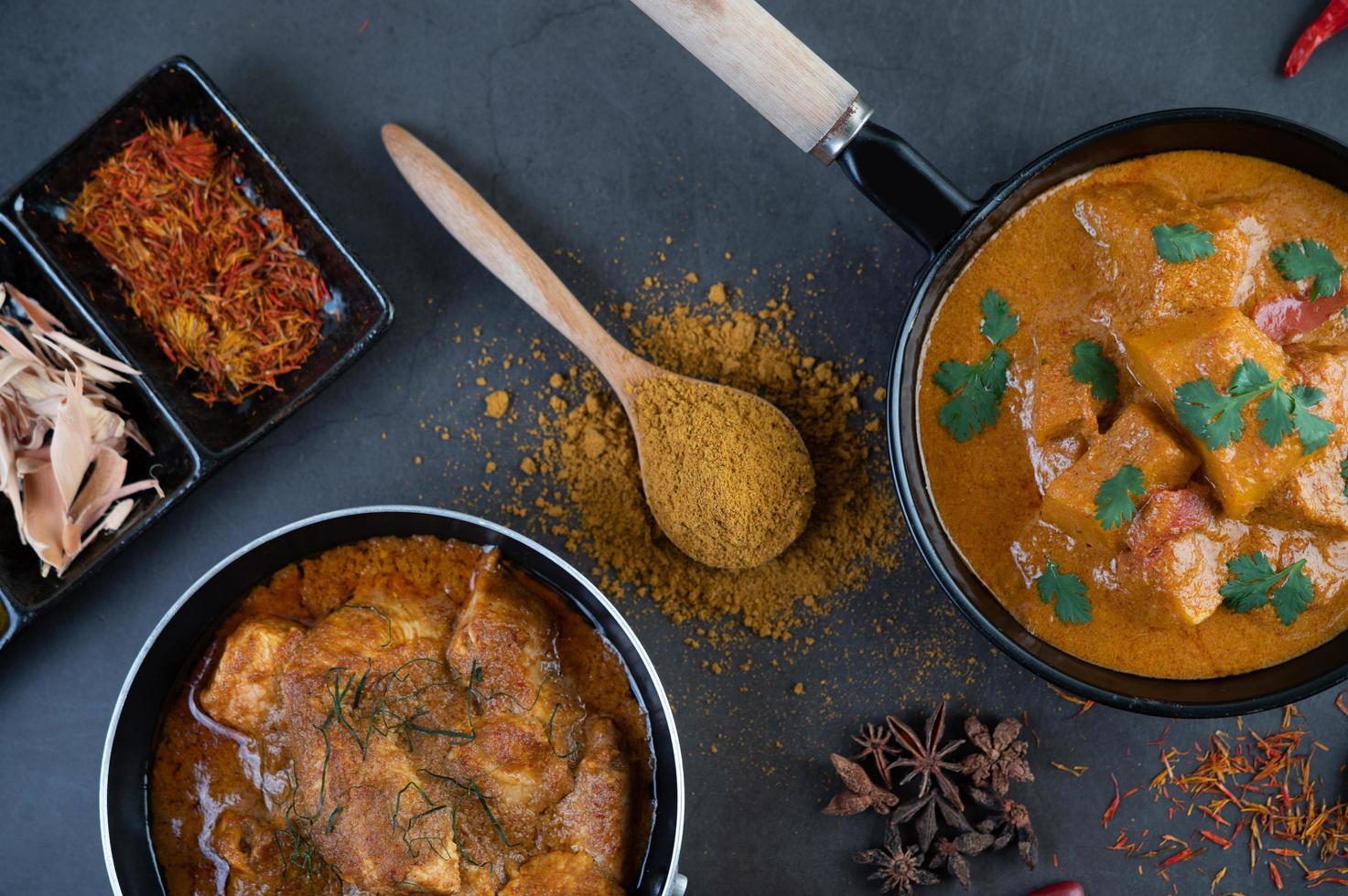 Massaman Thai Curry mit Gewürzen foto