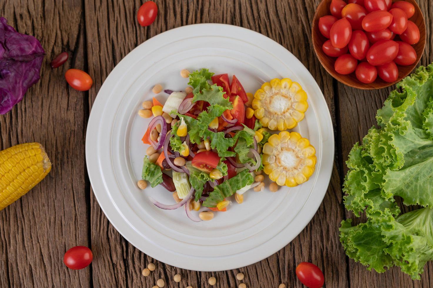 Obst- und Gemüsesalat auf einem weißen Teller foto