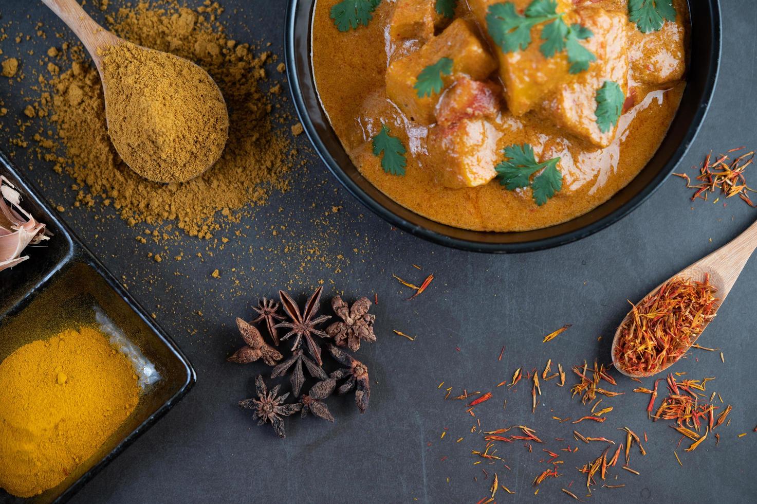 Massaman Curry mit traditionellen Gewürzen foto