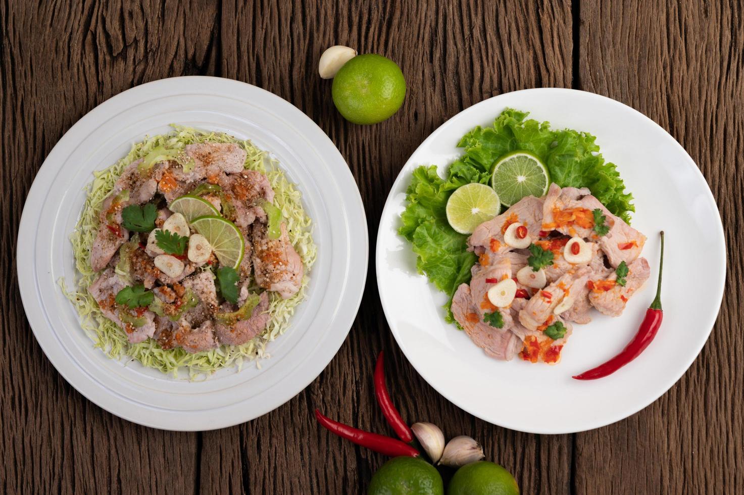 würziges Limettenschweinefleisch mit Salat foto