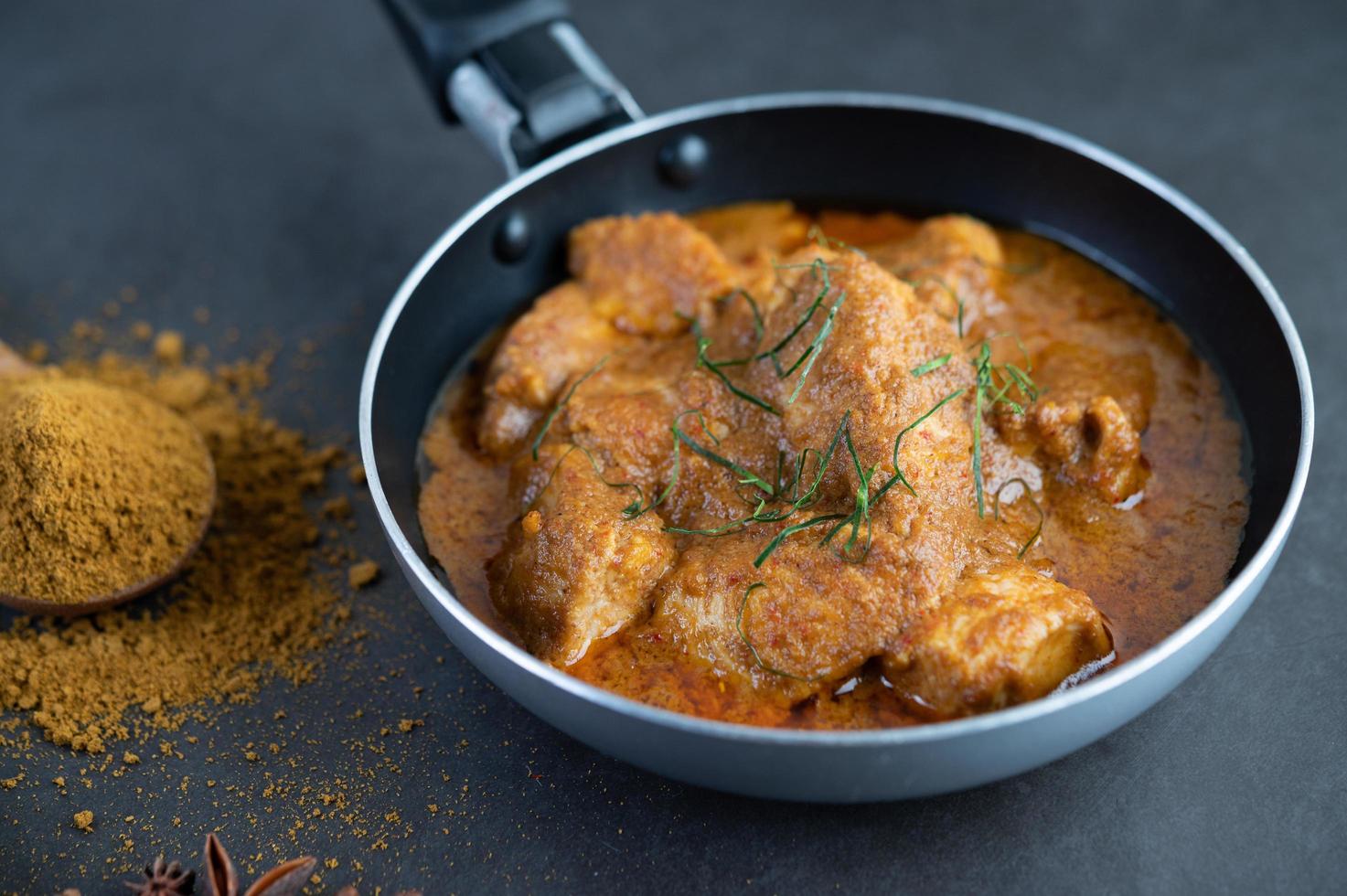 Massaman Thai Curry mit Gewürzen foto