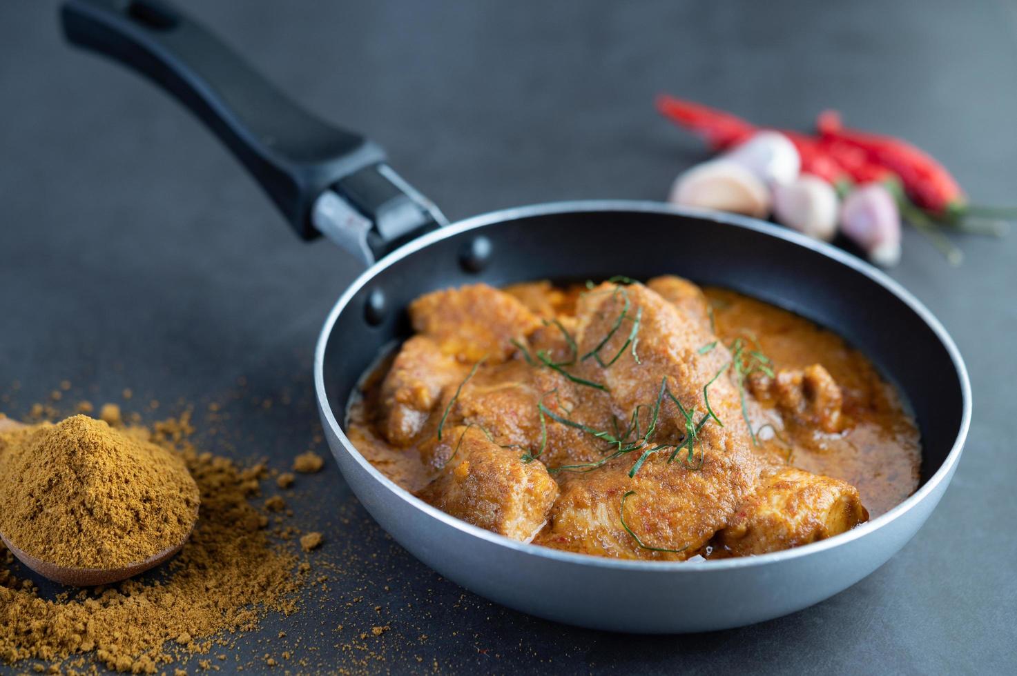 Massaman Thai Curry mit Gewürzen foto