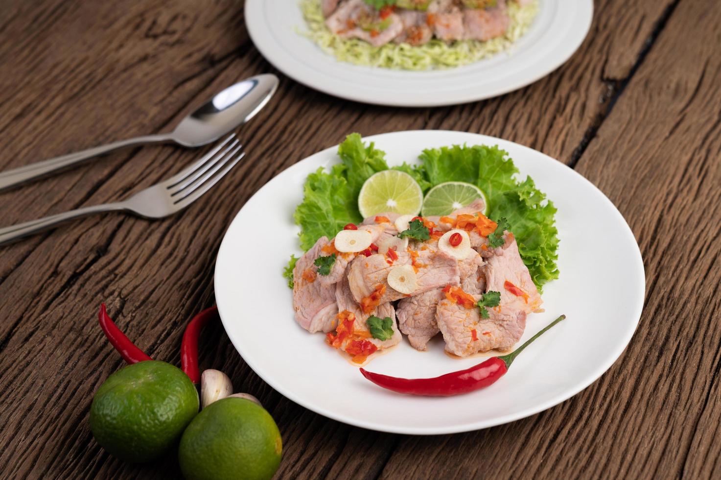 würziges Limettenschweinefleisch mit Salat foto