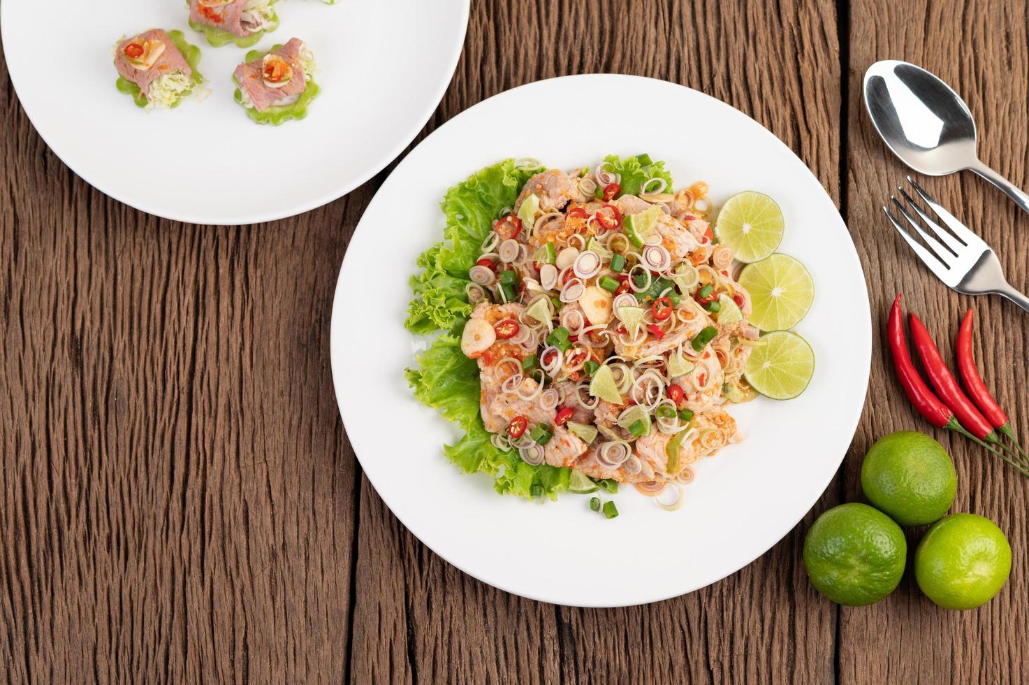 würziger Schweinefleischsalat mit Galangal, Zitrone, Chili und Knoblauch foto