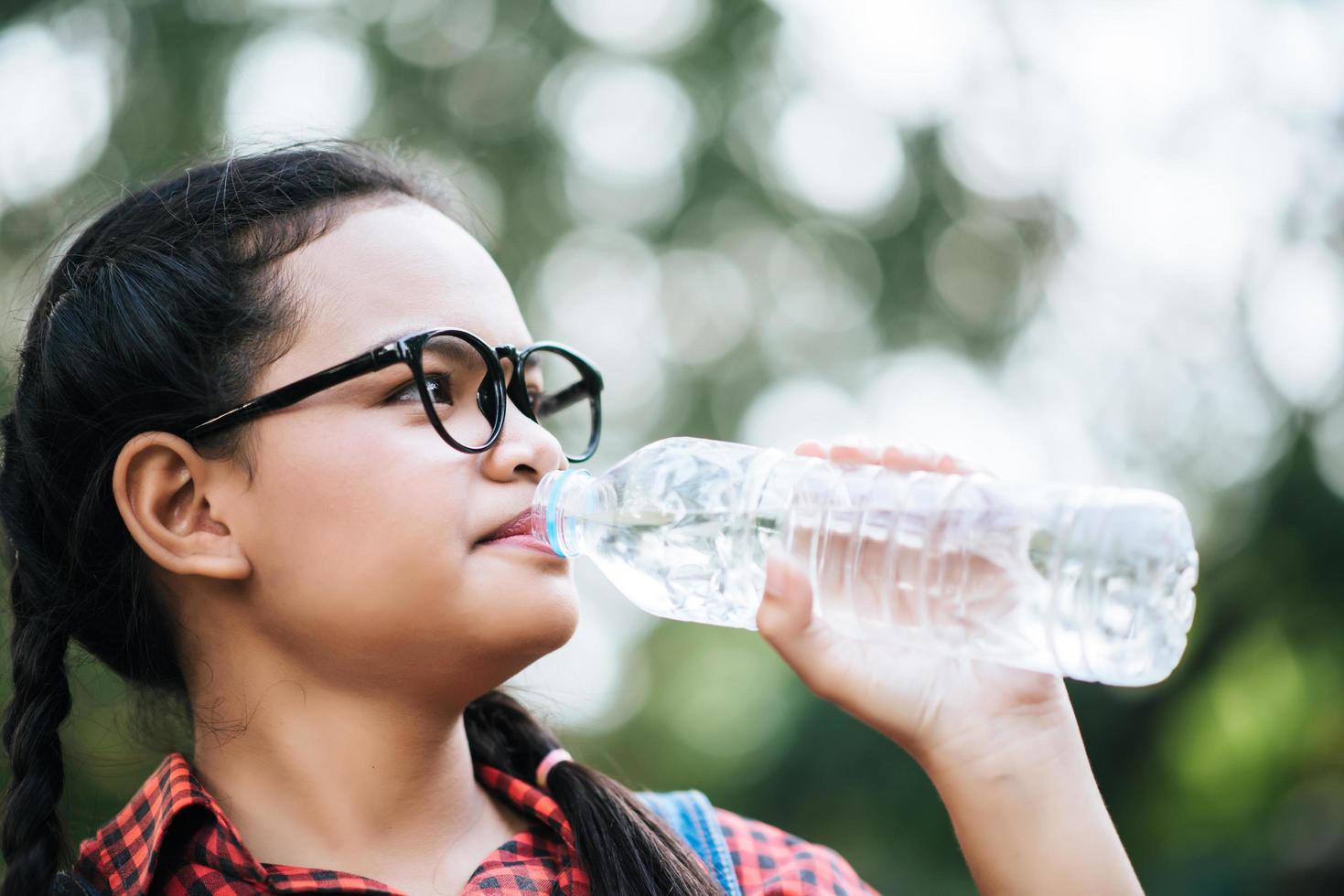 junges Mädchen Trinkwasser foto