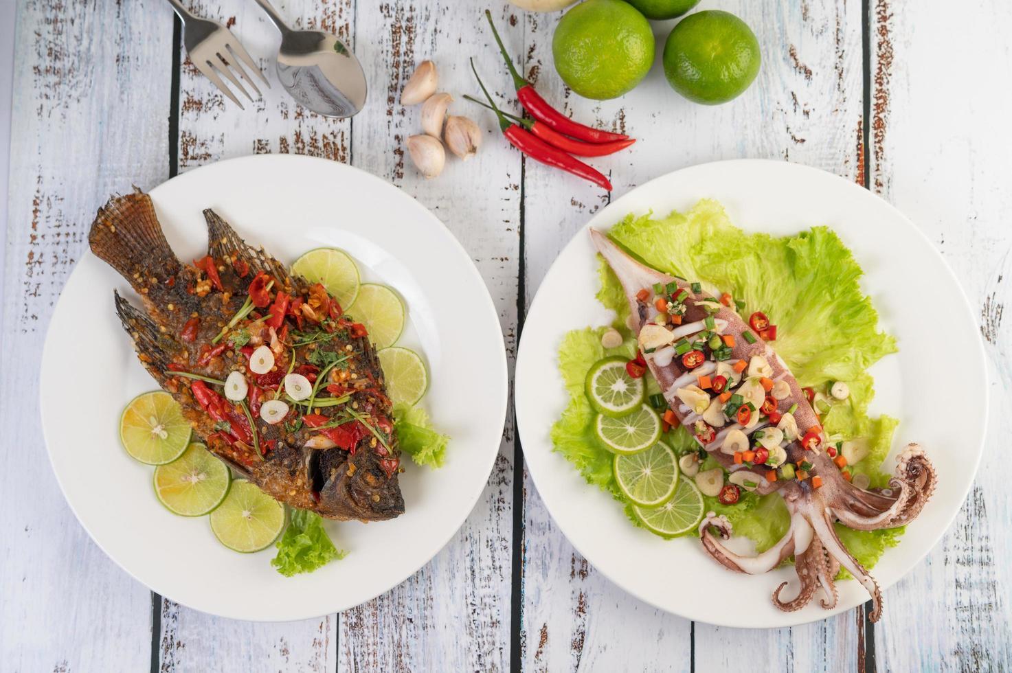 Tilapia gebraten mit Chilisauce und Tintenfisch foto